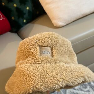 ALO Yoga Cream Sherpa Bucket Hat